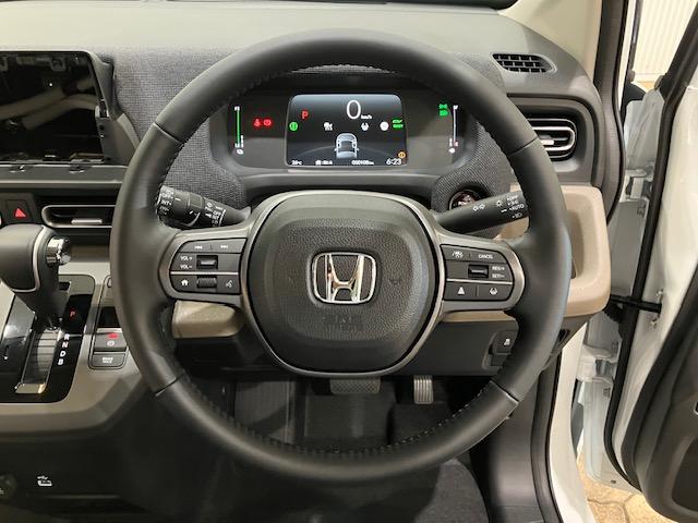 フリード e:HEVエアーEX ホンダセンシング 6人乗り ブラインドスポットインフォメーション 後退出庫サポート 衝突軽減システム 横滑り防止装置 クルーズコントロール サイドカーテンエアバック LEDランプ シートヒーター(16枚目)