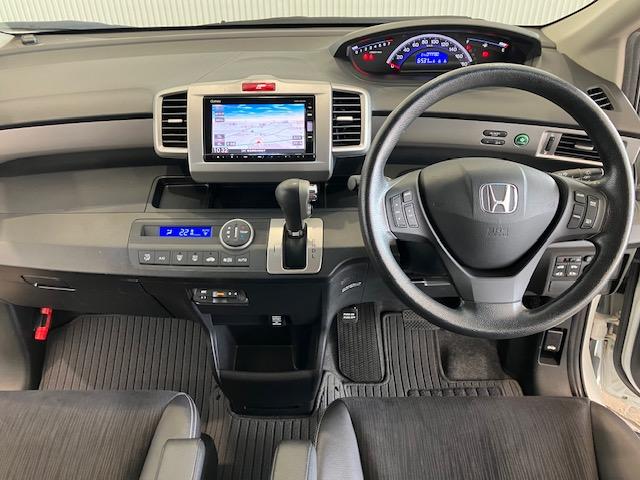 フリード Gプレミアムエディション メモリーナビ リア席モニター 前後ドラレコ クルーズコントロール ETC Bluetooth対応 フルセグTV 地デジTV 盗難防止 VSA Bカメラ オートクルーズ キーレスキー パワステ AAC(9枚目)