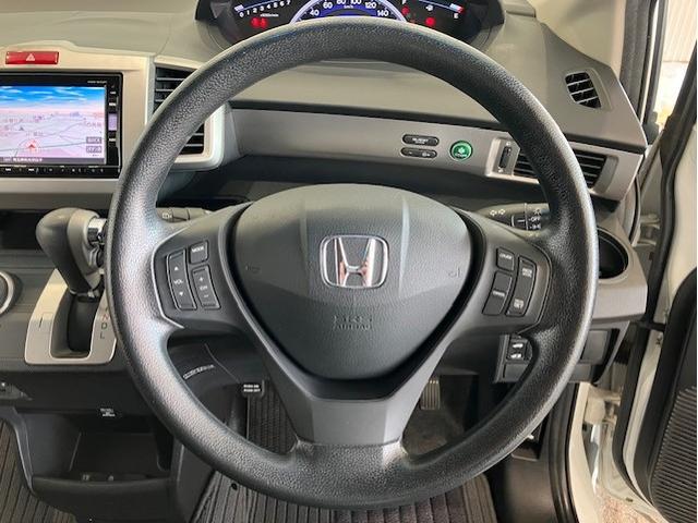 フリード Gプレミアムエディション メモリーナビ リア席モニター 前後ドラレコ クルーズコントロール ETC Bluetooth対応 フルセグTV 地デジTV 盗難防止 VSA Bカメラ オートクルーズ キーレスキー パワステ AAC(10枚目)