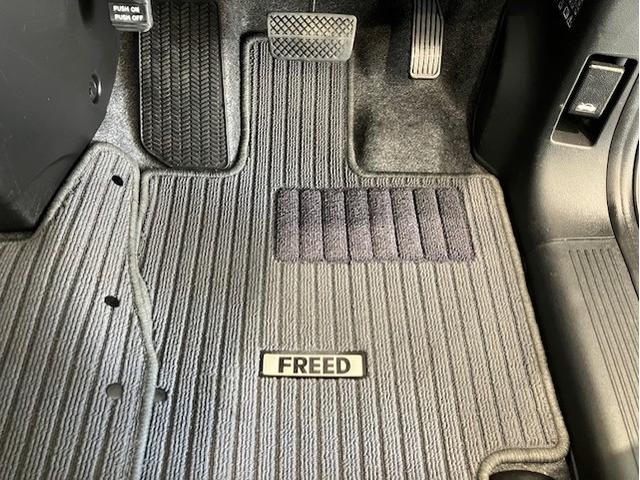 フリード Gプレミアムエディション メモリーナビ リア席モニター 前後ドラレコ クルーズコントロール ETC Bluetooth対応 フルセグTV 地デジTV 盗難防止 VSA Bカメラ オートクルーズ キーレスキー パワステ AAC(23枚目)