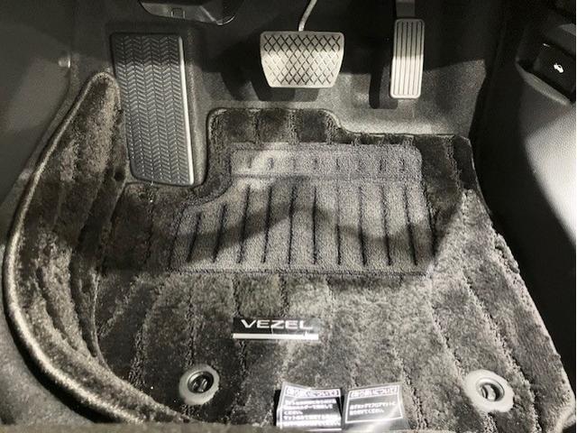 ヴェゼル ｅ：ＨＥＶＺ　ホンダセンシング　無限スタイリングセット　ホンダコネクトディスプレイ　ブラインドスポットインフォメーション　後退出庫サポート　前後ドラレコ　電動リアゲート　衝突回避支援ブレーキ機能　スマキ　Ｄレコ（22枚目）
