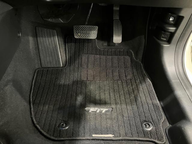 フィット １３Ｇ・Ｌパッケージ　メモリーナビ　前後ドラレコ　ＥＴＣ　ＣＤ再生対応　盗難警報装置　Ｂカメ　Ｓキー　フルオートエアコン　リモコンキー　サイドＳＲＳ　横滑り防止機能　エアバック　パワーウィンド　Ｗエアバッグ　ＡＢＳ（19枚目）