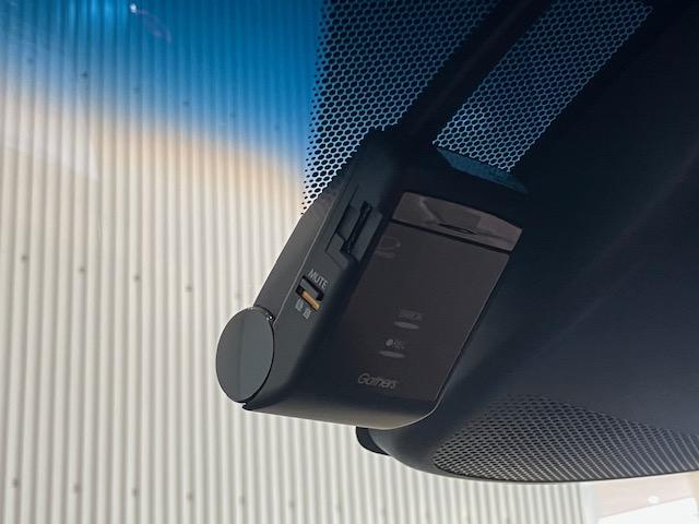 ヴェゼル ハイブリッドＺ・ホンダセンシング　８インチプレミアムインターナビ　前後ドラレコ　パドルシフト　ＥＴＣ　アルミホイール　レーダーサポート　Ｗエアコン　ＤＶＤ再生機能　横滑り防止システム　バックアイカメラ　盗難防止装置　フルセ　ナビ＆ＴＶ（3枚目）