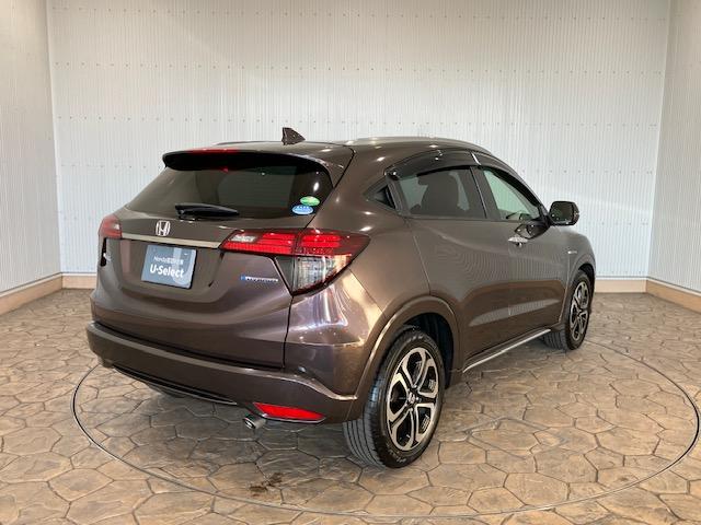 ヴェゼル ハイブリッドＺ・ホンダセンシング　８インチプレミアムインターナビ　前後ドラレコ　パドルシフト　ＥＴＣ　アルミホイール　レーダーサポート　Ｗエアコン　ＤＶＤ再生機能　横滑り防止システム　バックアイカメラ　盗難防止装置　フルセ　ナビ＆ＴＶ（4枚目）