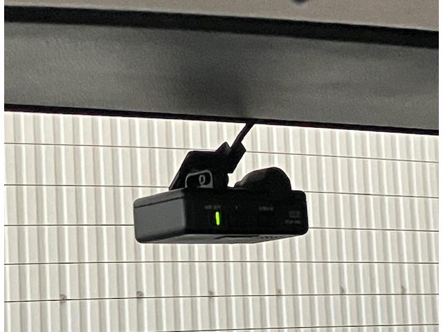 ヴェゼル ハイブリッドＺ・ホンダセンシング　８インチプレミアムインターナビ　前後ドラレコ　パドルシフト　ＥＴＣ　アルミホイール　レーダーサポート　Ｗエアコン　ＤＶＤ再生機能　横滑り防止システム　バックアイカメラ　盗難防止装置　フルセ　ナビ＆ＴＶ（7枚目）