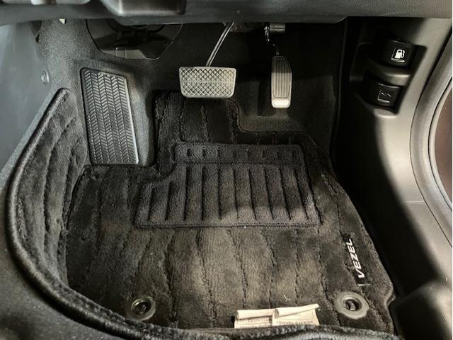 ヴェゼル ハイブリッドＺ・ホンダセンシング　８インチプレミアムインターナビ　前後ドラレコ　パドルシフト　ＥＴＣ　アルミホイール　レーダーサポート　Ｗエアコン　ＤＶＤ再生機能　横滑り防止システム　バックアイカメラ　盗難防止装置　フルセ　ナビ＆ＴＶ（23枚目）