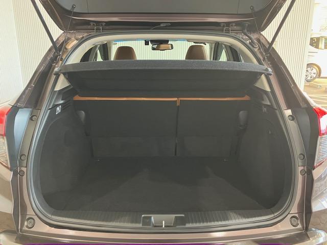 ヴェゼル ハイブリッドＺ・ホンダセンシング　８インチプレミアムインターナビ　前後ドラレコ　パドルシフト　ＥＴＣ　アルミホイール　レーダーサポート　Ｗエアコン　ＤＶＤ再生機能　横滑り防止システム　バックアイカメラ　盗難防止装置　フルセ　ナビ＆ＴＶ（28枚目）