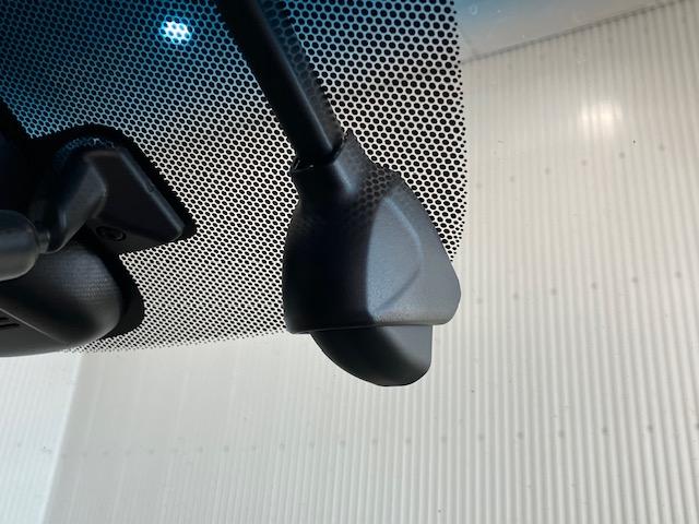 フリードハイブリッド ハイブリッド・Ｇホンダセンシング　９インチプレミアムインターナビ　前後ドラレコ　ＥＴＣ　アルミホイール　６人乗り　軽減ブレーキ　キーフリーシステム　ＤＶＤ再生可能　ＥＣＯＮ　後カメラ　Ａクルーズ　地デジフルセグＴＶ　ＬＥＤヘッドランプ（3枚目）