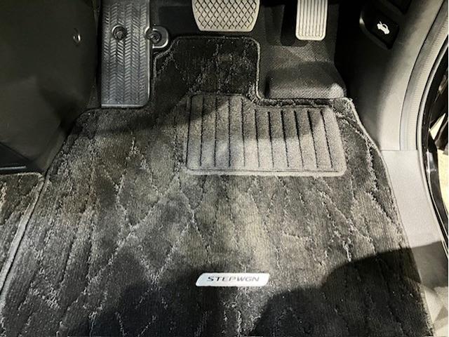 ステップワゴンスパーダ スパーダホンダセンシング　ドラレコ前後　１０インチプレミアムナビ　リア席モニター　７人乗り　盗難防止　助手席エアバッグ　Ｗパワスラ　リアオートエアコン　地デジ　ＬＥＤライト　横滑り防止システム　オートエアコン　リアカメラ（25枚目）