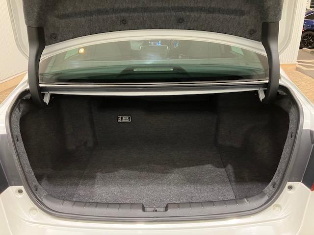 アコードハイブリッド ＥＸ　ホンダセンシング　インターナビ　電動リアサンシェード　バックモニター　Ｐシート　サイドカーテンエアバック　ナビＴＶ　ＬＥＤヘッド　フルセグテレビ　ＤＶＤ再生可能　クルーズコントロール　スマキー（3枚目）