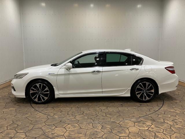 アコードハイブリッド ＥＸ　ホンダセンシング　インターナビ　電動リアサンシェード　バックモニター　Ｐシート　サイドカーテンエアバック　ナビＴＶ　ＬＥＤヘッド　フルセグテレビ　ＤＶＤ再生可能　クルーズコントロール　スマキー（13枚目）