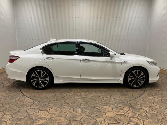 アコードハイブリッド ＥＸ　ホンダセンシング　インターナビ　電動リアサンシェード　バックモニター　Ｐシート　サイドカーテンエアバック　ナビＴＶ　ＬＥＤヘッド　フルセグテレビ　ＤＶＤ再生可能　クルーズコントロール　スマキー（16枚目）