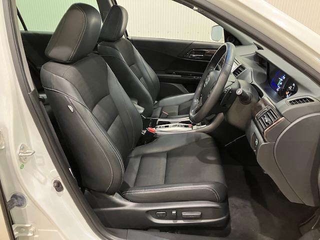 アコードハイブリッド ＥＸ　ホンダセンシング　インターナビ　電動リアサンシェード　バックモニター　Ｐシート　サイドカーテンエアバック　ナビＴＶ　ＬＥＤヘッド　フルセグテレビ　ＤＶＤ再生可能　クルーズコントロール　スマキー（23枚目）