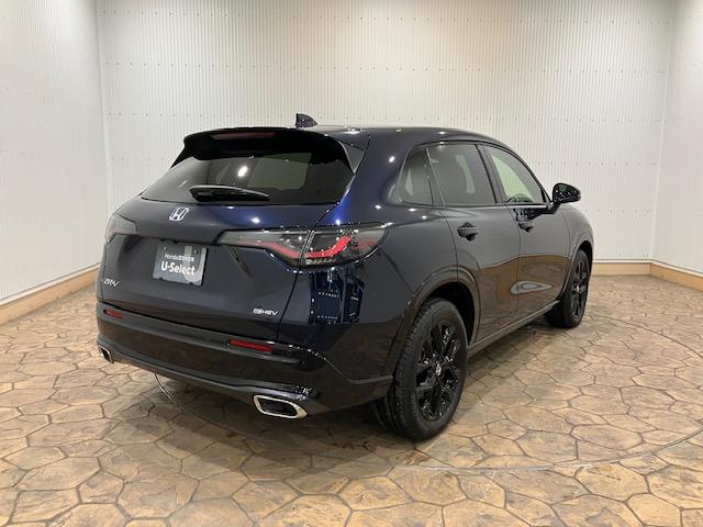 ＺＲ－Ｖ ｅ：ＨＥＶＺ特別仕様車ブラックスタイル　４ＷＤホンダコネクトディスプレイＥＴＣマルチビューカメラシステム　全周囲カメラ　電動リアゲート　オートクルーズコントロール　バックカメラ　シートヒーター　ＬＥＤヘッドランプ　フルセグＴＶ　パワーシート（4枚目）