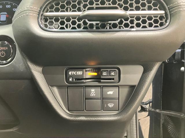 ＺＲ－Ｖ ｅ：ＨＥＶＺ特別仕様車ブラックスタイル　４ＷＤホンダコネクトディスプレイＥＴＣマルチビューカメラシステム　全周囲カメラ　電動リアゲート　オートクルーズコントロール　バックカメラ　シートヒーター　ＬＥＤヘッドランプ　フルセグＴＶ　パワーシート（12枚目）