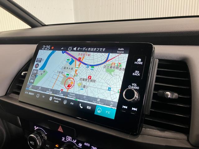 フィット ｅ：ＨＥＶＲＳ　エアバッグ　ナビ＆ＴＶ　パワーウィンドウ　助手席エアバッグ　フルセグテレビ　ＬＥＤヘッドランプ　フルオートエアコン　ＥＴＣ装備　スマートキ　パワーステアリング　ＵＳＢ　ＡＢＳ（2枚目）