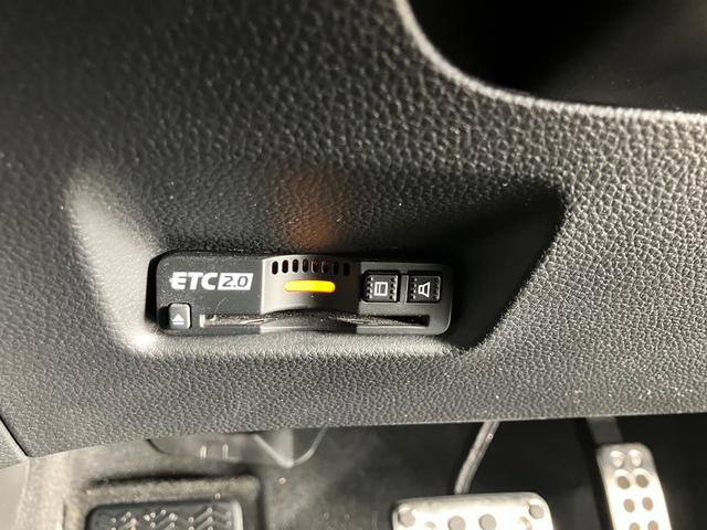 フィット ｅ：ＨＥＶＲＳ　エアバッグ　ナビ＆ＴＶ　パワーウィンドウ　助手席エアバッグ　フルセグテレビ　ＬＥＤヘッドランプ　フルオートエアコン　ＥＴＣ装備　スマートキ　パワーステアリング　ＵＳＢ　ＡＢＳ（3枚目）