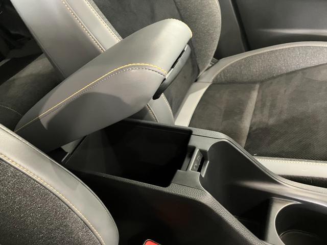 フィット ｅ：ＨＥＶＲＳ　エアバッグ　ナビ＆ＴＶ　パワーウィンドウ　助手席エアバッグ　フルセグテレビ　ＬＥＤヘッドランプ　フルオートエアコン　ＥＴＣ装備　スマートキ　パワーステアリング　ＵＳＢ　ＡＢＳ（25枚目）