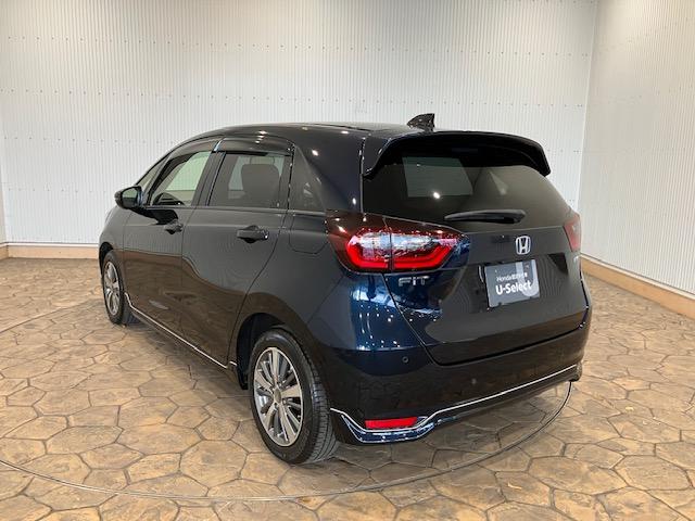 フィット ｅ：ＨＥＶホーム　９インチナビ　ホンダセンシング　ＥＴＣ　前後誤発進抑制機能　クリソナ　助手席エアバッグ　運転席エアバッグ　アイドリングストップ　ＬＥＤライト　ＵＳＢ接続　バックカメラ　ＡＢＳ　サイドエアバッグ　ＶＳＡ（3枚目）