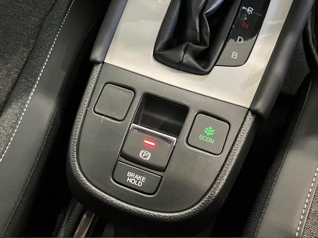 フィット ｅ：ＨＥＶホーム　９インチナビ　ホンダセンシング　ＥＴＣ　前後誤発進抑制機能　クリソナ　助手席エアバッグ　運転席エアバッグ　アイドリングストップ　ＬＥＤライト　ＵＳＢ接続　バックカメラ　ＡＢＳ　サイドエアバッグ　ＶＳＡ（14枚目）