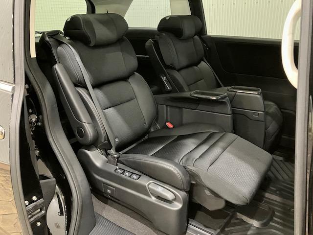 オデッセイハイブリッド ｅ：ＨＥＶアブソルート　前ドラレコ　ホンダコネクト　９インチナビ　ＬＥＤヘッドランプ　マルチビューカメラ　電動シート　フルセグＴＶ　サイドエアバッグ　シートヒーター　ＥＴＣ　クルコン　バックカメラ　ＤＶＤ　両電動ドア（3枚目）