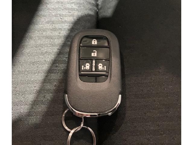 オデッセイハイブリッド ｅ：ＨＥＶアブソルート　前ドラレコ　ホンダコネクト　９インチナビ　ＬＥＤヘッドランプ　マルチビューカメラ　電動シート　フルセグＴＶ　サイドエアバッグ　シートヒーター　ＥＴＣ　クルコン　バックカメラ　ＤＶＤ　両電動ドア（29枚目）