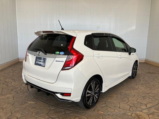 フィットハイブリッド Ｓホンダセンシング　７インチインターナビ　ＥＴＣ　パドルシフト　アルミホイール　スマ－トキ－　ナビＴＶ　アクティブクルーズコントロール　パワーウインドウ　サイドエアバック　ＤＶＤ再生　パワーステアリング　ＡＢＳ　ＡＡＣ（4枚目）