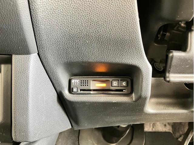 フィットハイブリッド Ｓホンダセンシング　７インチインターナビ　ＥＴＣ　パドルシフト　アルミホイール　スマ－トキ－　ナビＴＶ　アクティブクルーズコントロール　パワーウインドウ　サイドエアバック　ＤＶＤ再生　パワーステアリング　ＡＢＳ　ＡＡＣ（15枚目）