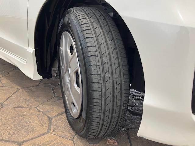 フリードハイブリッド ジャストセレクション　ホンダ純正ナビ　左リア側電動スライドドア　両側スライド片側電動ドア　ナビテレビ　セキュリティー　横滑り防止機能　オートクルーズ　エアバック　ＤＶＤ再生可能　キーレスエントリー　ワンセグＴＶ　ＰＳ　３列（2枚目）