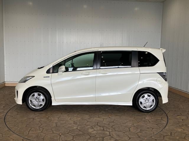 フリードハイブリッド ジャストセレクション　ホンダ純正ナビ　左リア側電動スライドドア　両側スライド片側電動ドア　ナビテレビ　セキュリティー　横滑り防止機能　オートクルーズ　エアバック　ＤＶＤ再生可能　キーレスエントリー　ワンセグＴＶ　ＰＳ　３列（4枚目）