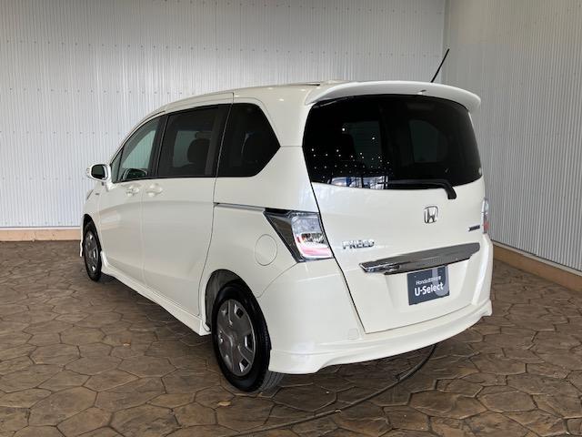 フリードハイブリッド ジャストセレクション　ホンダ純正ナビ　左リア側電動スライドドア　両側スライド片側電動ドア　ナビテレビ　セキュリティー　横滑り防止機能　オートクルーズ　エアバック　ＤＶＤ再生可能　キーレスエントリー　ワンセグＴＶ　ＰＳ　３列（5枚目）