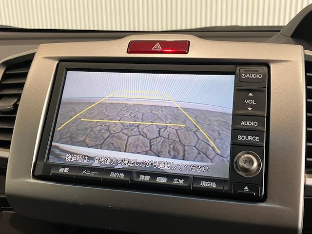 フリードハイブリッド ジャストセレクション　ホンダ純正ナビ　左リア側電動スライドドア　両側スライド片側電動ドア　ナビテレビ　セキュリティー　横滑り防止機能　オートクルーズ　エアバック　ＤＶＤ再生可能　キーレスエントリー　ワンセグＴＶ　ＰＳ　３列（13枚目）