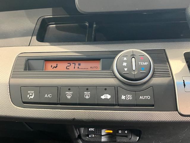 フリードハイブリッド ジャストセレクション　ホンダ純正ナビ　左リア側電動スライドドア　両側スライド片側電動ドア　ナビテレビ　セキュリティー　横滑り防止機能　オートクルーズ　エアバック　ＤＶＤ再生可能　キーレスエントリー　ワンセグＴＶ　ＰＳ　３列（14枚目）