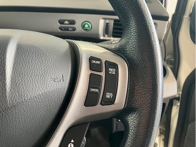 フリードハイブリッド ジャストセレクション　ホンダ純正ナビ　左リア側電動スライドドア　両側スライド片側電動ドア　ナビテレビ　セキュリティー　横滑り防止機能　オートクルーズ　エアバック　ＤＶＤ再生可能　キーレスエントリー　ワンセグＴＶ　ＰＳ　３列（19枚目）