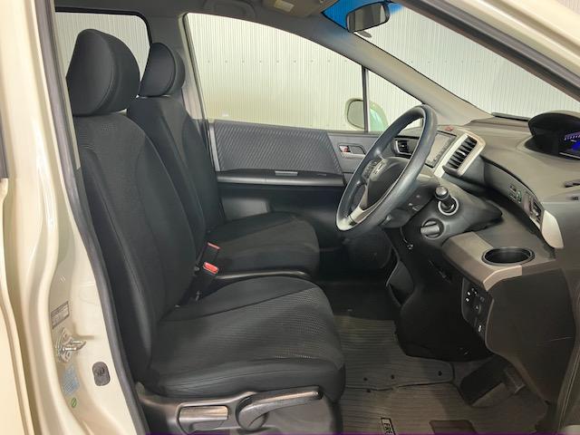 フリードハイブリッド ジャストセレクション　ホンダ純正ナビ　左リア側電動スライドドア　両側スライド片側電動ドア　ナビテレビ　セキュリティー　横滑り防止機能　オートクルーズ　エアバック　ＤＶＤ再生可能　キーレスエントリー　ワンセグＴＶ　ＰＳ　３列（22枚目）