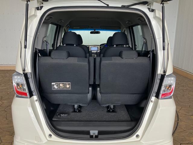 フリードハイブリッド ジャストセレクション　ホンダ純正ナビ　左リア側電動スライドドア　両側スライド片側電動ドア　ナビテレビ　セキュリティー　横滑り防止機能　オートクルーズ　エアバック　ＤＶＤ再生可能　キーレスエントリー　ワンセグＴＶ　ＰＳ　３列（25枚目）