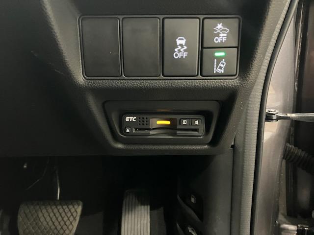 ステップワゴンスパーダ スパーダホンダセンシング　ホンダ純正ナビ　両側電動スライドドア　盗難防止　助手席エアバッグ　Ｗパワスラ　地デジ　サイドエアバッグ　ＬＥＤライト　横滑り防止システム　オートエアコン　リアカメラ　ナビ＆ＴＶ　三列シート　ＥＴＣ付（18枚目）
