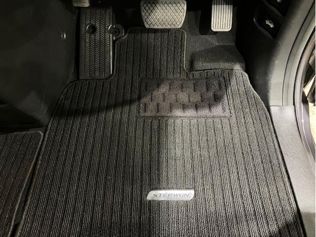 ステップワゴンスパーダ スパーダホンダセンシング　ホンダ純正ナビ　両側電動スライドドア　盗難防止　助手席エアバッグ　Ｗパワスラ　地デジ　サイドエアバッグ　ＬＥＤライト　横滑り防止システム　オートエアコン　リアカメラ　ナビ＆ＴＶ　三列シート　ＥＴＣ付（19枚目）