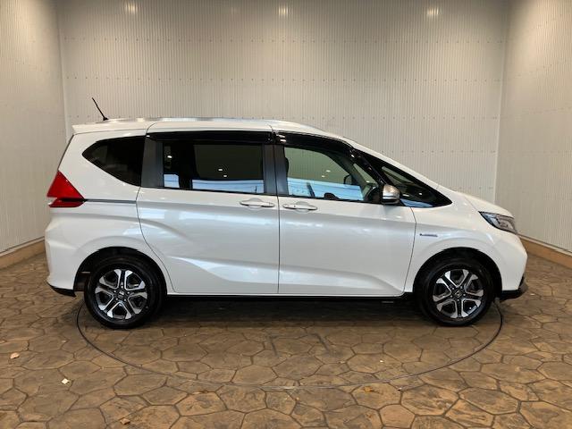 フリード＋ハイブリッド ハイブリッド・クロスターホンダセンシング　９インチプレミアムインターナビ　ＥＴＣ　フルセグＴＶ　Ｂｌｕｅｔｏｏｔｈ対応　衝突軽減　ＬＥＤ　横滑り防止装置　アイドリングストップ　地デジ　シートヒーター　クルコン　ＤＶＤ　盗難防止システム（10枚目）