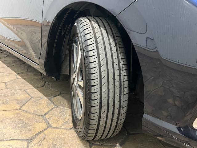 フリードハイブリッド ハイブリッド・Ｇホンダセンシング　前後ドラレコ　９インチナビ　ＥＴＣ　軽減ブレーキ　キーフリーシステム　ＤＶＤ再生可能　サイドカーテンエアバック　ＥＣＯＮ　後カメラ　Ａクルーズ　地デジフルセグＴＶ　ＬＥＤヘッドランプ　横滑防止　ＡＢＳ（8枚目）