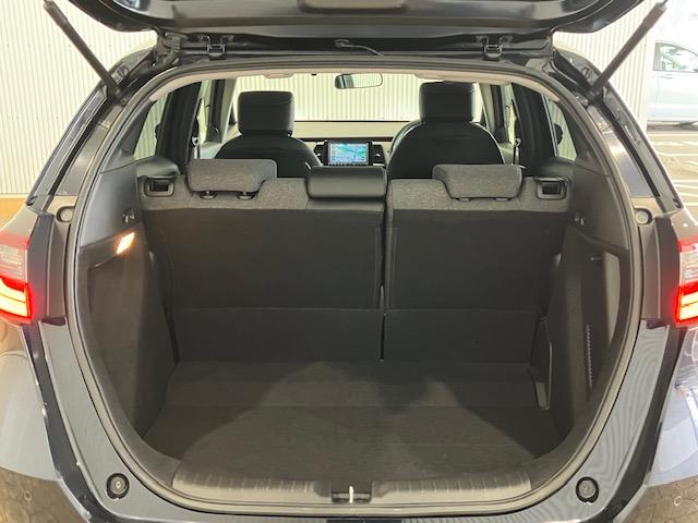 フィット ｅ：ＨＥＶホーム　前後ドラレコ　８インチナビ　ＥＴＣ　前後誤発進抑制機能　助手席エアバッグ　運転席エアバッグ　アイドリングストップ　ＬＥＤライト　バックカメラ　ＡＢＳ　サイドエアバッグ　オートクルーズコントロール（14枚目）