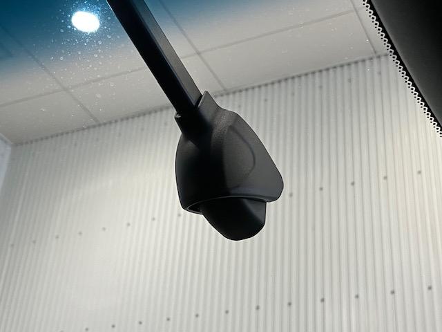 フィット ｅ：ＨＥＶホーム　前後ドラレコ　８インチナビ　ＥＴＣ　前後誤発進抑制機能　助手席エアバッグ　運転席エアバッグ　アイドリングストップ　ＬＥＤライト　バックカメラ　ＡＢＳ　サイドエアバッグ　オートクルーズコントロール（16枚目）