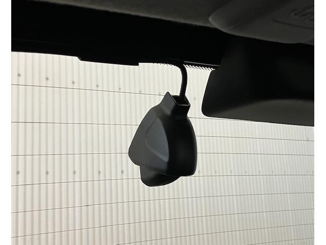 フィット ｅ：ＨＥＶホーム　前後ドラレコ　８インチナビ　ＥＴＣ　前後誤発進抑制機能　助手席エアバッグ　運転席エアバッグ　アイドリングストップ　ＬＥＤライト　バックカメラ　ＡＢＳ　サイドエアバッグ　オートクルーズコントロール（17枚目）