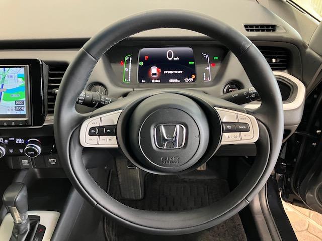 フィット ｅ：ＨＥＶホーム　前後ドラレコ　８インチナビ　ＥＴＣ　前後誤発進抑制機能　助手席エアバッグ　運転席エアバッグ　アイドリングストップ　ＬＥＤライト　バックカメラ　ＡＢＳ　サイドエアバッグ　オートクルーズコントロール（19枚目）