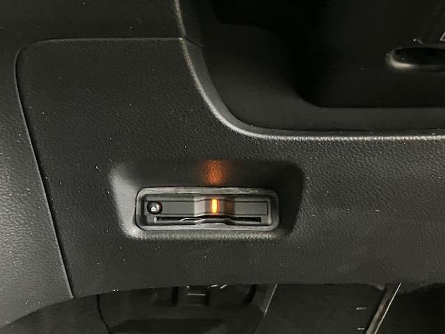 フィット ｅ：ＨＥＶホーム　前後ドラレコ　８インチナビ　ＥＴＣ　前後誤発進抑制機能　助手席エアバッグ　運転席エアバッグ　アイドリングストップ　ＬＥＤライト　バックカメラ　ＡＢＳ　サイドエアバッグ　オートクルーズコントロール（21枚目）