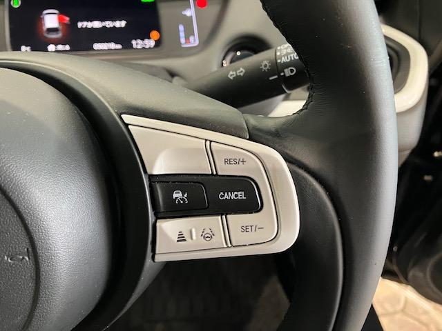 フィット ｅ：ＨＥＶホーム　前後ドラレコ　８インチナビ　ＥＴＣ　前後誤発進抑制機能　助手席エアバッグ　運転席エアバッグ　アイドリングストップ　ＬＥＤライト　バックカメラ　ＡＢＳ　サイドエアバッグ　オートクルーズコントロール（23枚目）