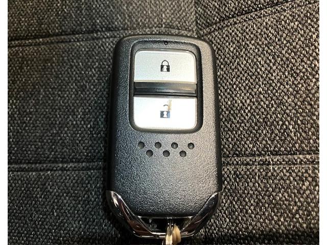 フィット ｅ：ＨＥＶホーム　前後ドラレコ　８インチナビ　ＥＴＣ　前後誤発進抑制機能　助手席エアバッグ　運転席エアバッグ　アイドリングストップ　ＬＥＤライト　バックカメラ　ＡＢＳ　サイドエアバッグ　オートクルーズコントロール（30枚目）