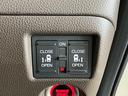 【リア両側パワースライドドア】リモコンなどで自動開閉。Hondaスマートキーを携帯していれば、軽い力で解錠とドアオープンが行えます。半ドア状態まで閉めると、自動的に全閉する機能付き。
