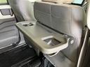 シートバックテーブルを装着しています!車内での軽食などに便利です!