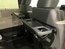 シートバックテーブルを装着しています!車内での軽食などに便利です!
